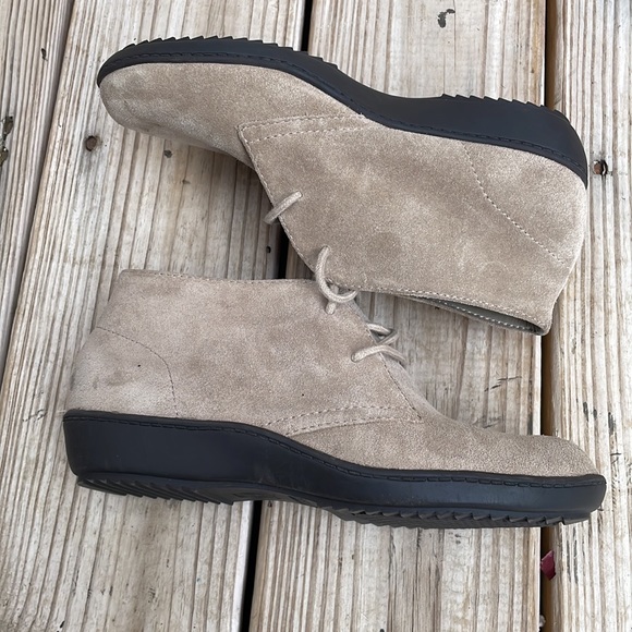 NWOT- Aerosoles Pine Tree TAUPE SUEDE Shoes/ Ankle Boots Size 6.5W - Picture 4 of 12